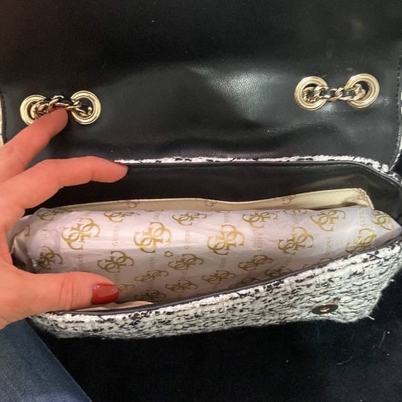 Black and white - Picture 3 of 4